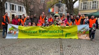 Kinder räumen bei der Aktion "Lautrer Kehrwoche" die Innenstadt von Kaiserslautern auf
