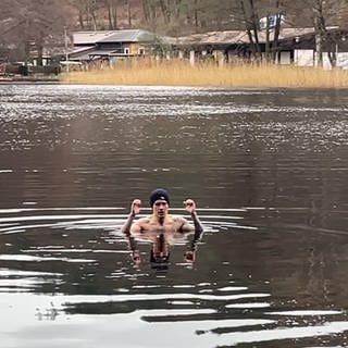 Marcel Seide aus Kaiserslautern hat das Eisbaden für sich entdeckt. Er geht in den Gelterswoog.