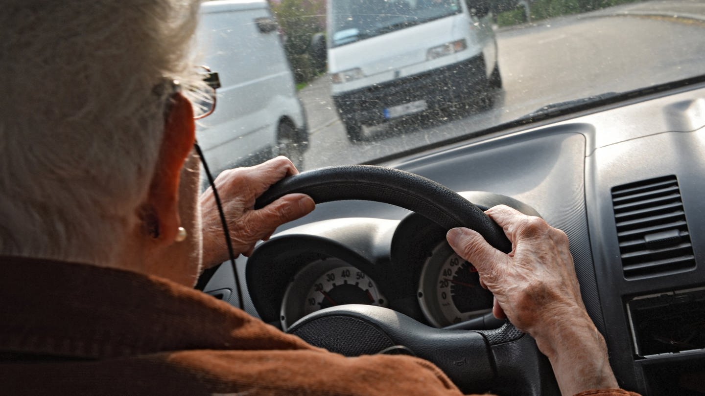 Die EU-Kommission hat vorgeschlagen: Menschen allen Alters sollen alle 15 Jahre ihre Führerscheine erneuern müssen, Autofahrende über 70 sogar alle fünf Jahre.