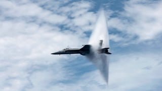 Ein Militär-Flugzeug verursacht einen Überschallknall in der Luft.