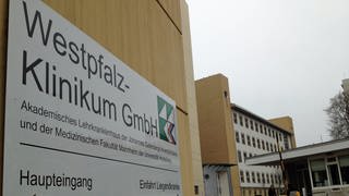Schild "Westpfalz-Klinikum"