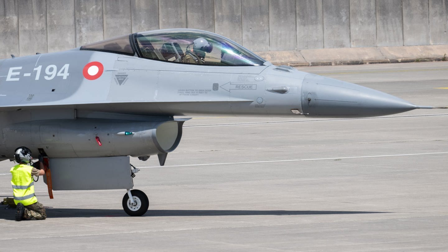 Ein Kampfjet vom Typ F-16 steht bei der NATO-Übung auf der US-Airbase Ramstein.