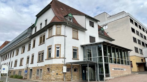 Auch für den Standort Rockenhausen sucht das Westpfalz-Klinikum nach Lösungen. Denn die Abteilungen für Innere Medizin und Geriatrie sollen nach Kirchheimbolanden verlagert werden. Nun gelte es, auch in Zukunft eine gute medizinische Versorgung zu haben, sagt Geschäftsführer Thorsten Hemmer.
