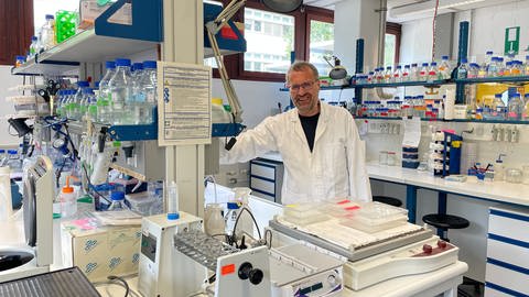 Im Labor des Fachbereichs Biologie der Rheinland-Pfälzischen Technischen Universität in Kaiserslautern forscht Professor Stefan Kins mit seinen Studenten an Alzheimer. 