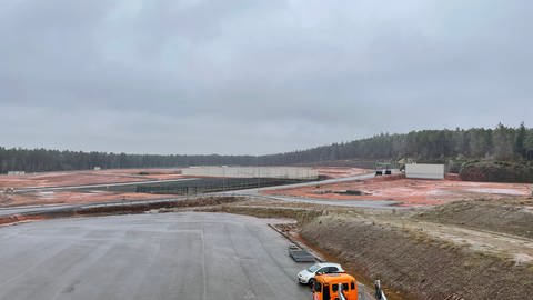 Die Baustelle und die Baugrube des geplanten US-Krankenhauses in Weilerbach.