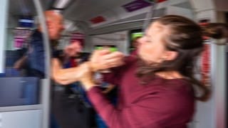Symboldbild: Eine Frau wird im Zug attackiert
