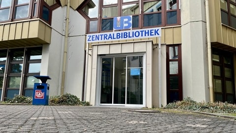 Auch an der Uni-Bibliothek in Kaiserslautern gibt es Bücher, die mit Arsen belastet sein könnten.