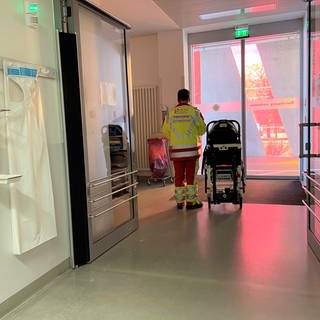 Durch diese Liegendeinfahrt der Zentralen Notaufnahme (ZNA) des Städtischen Krankenhauses Pirmasens werden viele Patienten gebracht.