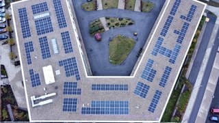 Die Bürger-Energie-Genossenschaft Südwestpfalz Saarpfalz hat in der Region Vieles vor. Auf dem Haus Kana der Diakonie Zweibrücken haben sie schon Photovoltaik installiert, bald soll Freiflächen-PV und Agri-PV-Anlagen dazukommen.