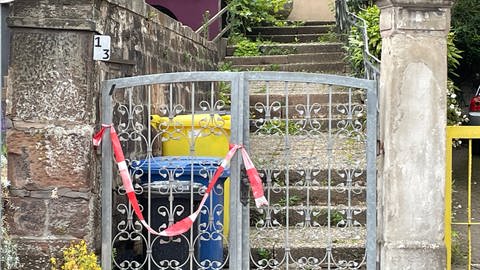 Der Treppenaufgang zu dem Haus in Zweibrücken in dem zwei Tote gefunden wurden.