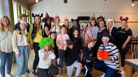 Tafel Mitarbeitende feiern gemeinsam mit Geflüchteten Fasching.