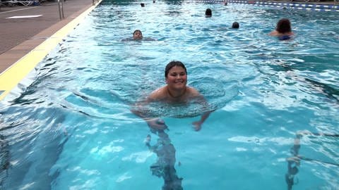 Im Schwimmerbecken können die Viertklässler der Pestalozzischule Eisenberg ihre Erlentes gleich anwenden. 