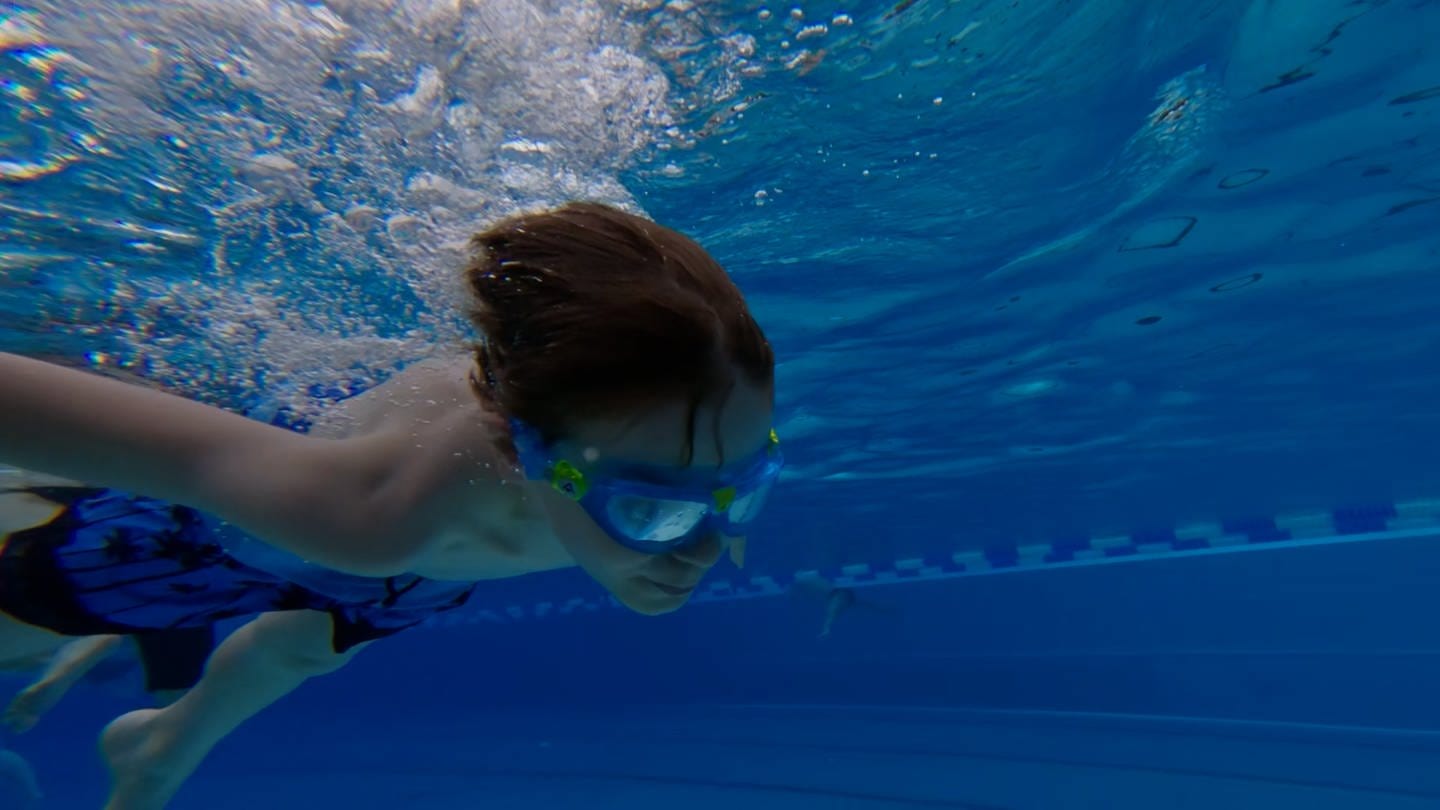 Zu viele Nichtschwimmer im Land, findet die Pestalozzischule in Eisenberg. Sie bringt Kids im Crash-Kurs kostenlos das Schwimmen bei.