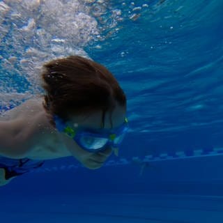Zu viele Nichtschwimmer im Land, findet die Pestalozzischule in Eisenberg. Sie bringt Kids im Crash-Kurs kostenlos das Schwimmen bei. 