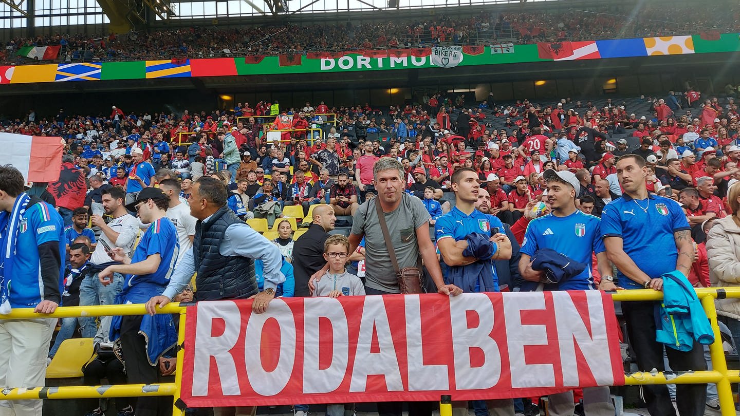 Florian Schwarz und sein Sohn sind mit Rodalben-Banner in den EM-Stadien unterwegs.