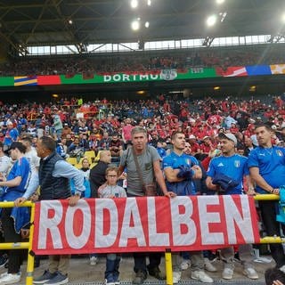 Florian Schwarz und sein Sohn sind mit Rodalben-Banner in den EM-Stadien unterwegs.