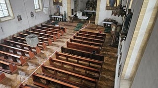 Der Starkregen am Wochenende setzte der Kirche in Kirchheimbolanden zu. Das Wasser tropfte von der Decke. Die Feuerwehr kam zur Hilfe, damit die historische Orgel in der Kirche nicht beschädigt wird.