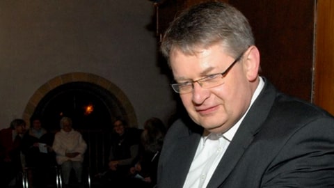 Franz-Jürgen Esser süeilt ehrenamtlich die historische Orgel in der Kirche in Kirchheimbolanden. Das Unwetter vergangenes Wochenende hätte beinahe das alte Instrument beschädigt.