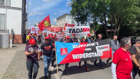 Warnstreik bei Tadano: Hunderte Tadano Mitarbeiter zogen am Donnerstag lautstark durch die Zweibrücker Innenstadt.