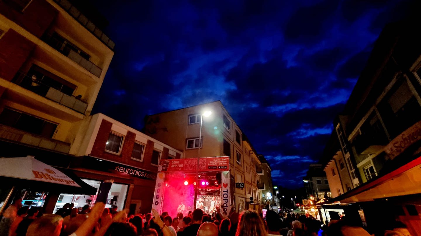 Altstadtfest Kaiserslautern - Festmeile im Halbdunkel mit Menschen