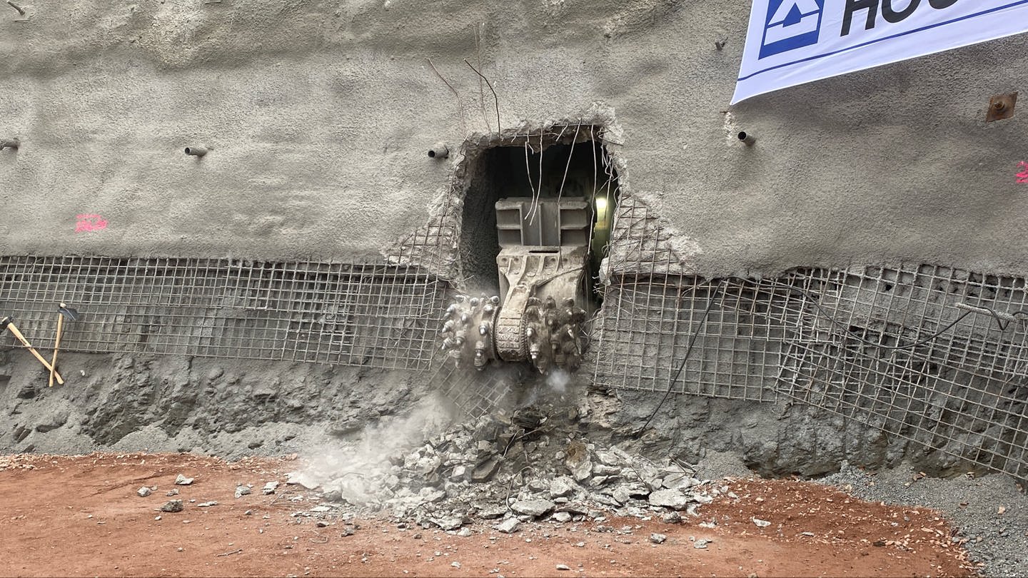 Durch ist er! Der Tunnel in Imsweiler im Donnersbergkreis wurde durchstoßen.