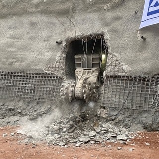 Durch ist er! Der Tunnel in Imsweiler im Donnersbergkreis wurde durchstoßen.