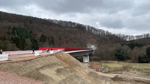 B48-Ortsumgehung: Tunnel bei Imsweiler im Donnersbergkreis durch Bergleute durchbrochen
