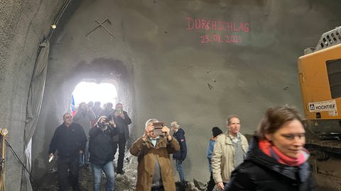 Die zahlreichen Schaulustigen gehen zum ersten Mal in den neuen Tunnel bei Imsweiler im Donnersbergkreis.