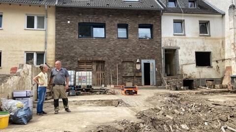 Andrea und Dieter Coßmann aus Mayschoß vor ihrem Haus im Ahrtal.