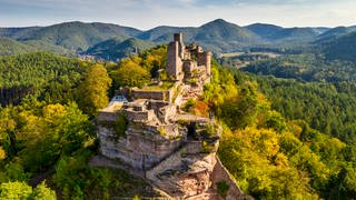 Die Hahnfels-Tour bei Erfweiler in der Südwestpfalz gehört zu den zehn schönesten Wanderwegen Deutschlands. Es gibt unter anderem die Burg Alt-Dahn zu sehen. Ein beliebter Ort für Urlauber in der Pfalz.