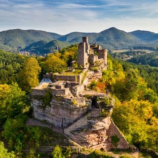 Die Hahnfels-Tour bei Erfweiler in der Südwestpfalz gehört zu den zehn schönesten Wanderwegen Deutschlands. Es gibt unter anderem die Burg Alt-Dahn zu sehen. Ein beliebter Ort für Urlauber in der Pfalz.