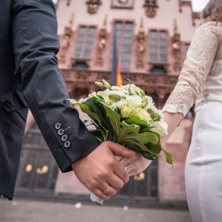 Auf einer Hochzeit in Zweibrücken hat ein Mann eine Frau leicht verletzt.