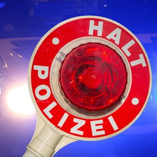 Ein 21-Jähriger hat sich in der Nacht eine Verfolgungsfahrt mit der Polizei im Westen der Pfalz geliefert