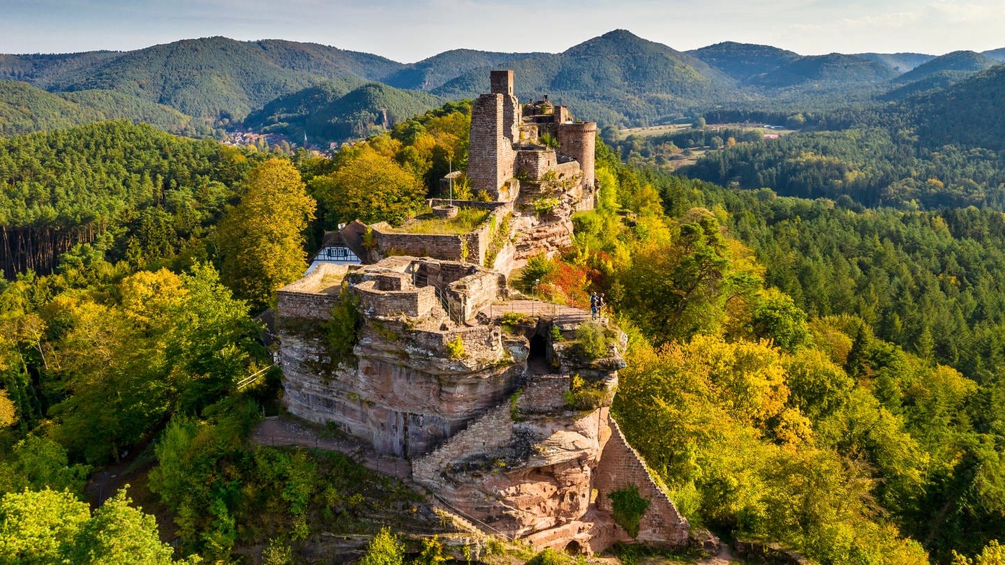 Die Hahnfels-Tour bei Erfweiler in der Südwestpfalz gehört zu den zehn schönsten Wanderwegen Deutschlands. Es gibt unter anderem die Burg Alt-Dahn zu sehen. Ein beliebter Ort für Urlauber in der Pfalz.