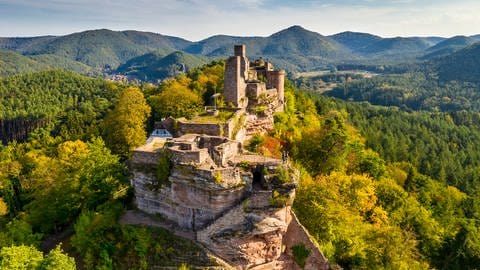 Die Hahnfels-Tour bei Erfweiler in der Südwestpfalz gehört zu den zehn schönsten Wanderwegen Deutschlands. Es gibt unter anderem die Burg Alt-Dahn zu sehen. Ein beliebter Ort für Urlauber in der Pfalz.