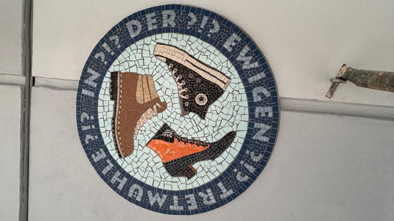 Schuhe als Symbol für Schuhmachergeschichte der Stadt Pirmasens.