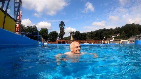 Die "Wesch" ist mein Gesundbrunnden, sagt Otto Rohr. Mit 96 Jahren ist er der älteste Dauerkartenbesitzer im Freibad Waschmühle in Kaiserslautern. 