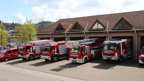 Das Feuerwehrhaus in Otterberg ist mit parkenden Einsatzfahrzeugen in den Garagen zu sehen.