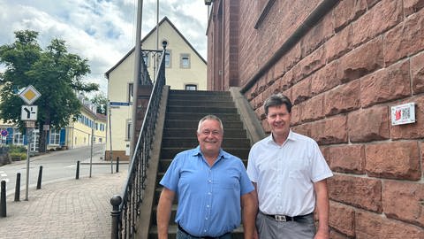 Verbandsbürgermeister Harald Westrich und Martin Müller, Beigeordneter der VG Otterbach-Otterberg, stehen vor dem Verwaltungshaus in Otterberg.
