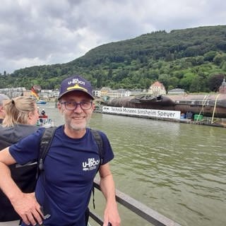 Ehemaliger Funker Ludwig Weber aus Kaiserslautern schaut sich am Ufer des Rheins an, wie das U-Boot U17nach Sinsheim ins Technikmuseum transportiert wird. 