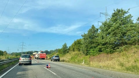Auf der A63 zwischen Lohnsfeld und Kaiserslautern hat am Morgen ein Lkw-Unfall für einen Stau gesorgt.