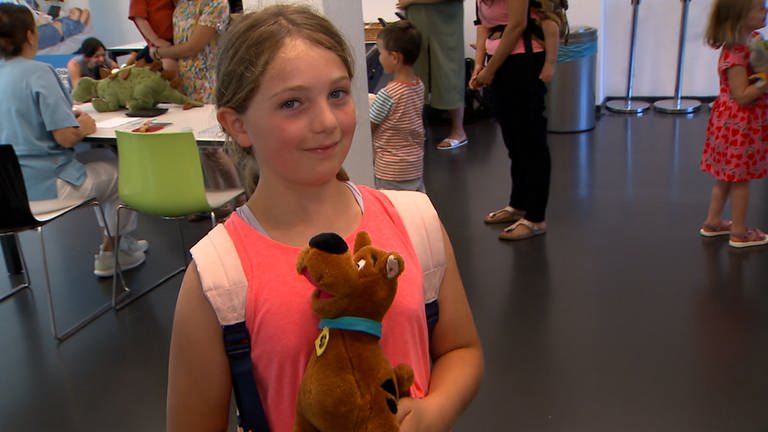 Scooby-Doo hat die Grippe. Die 8-jährige Karolina hofft darauf, dass der Arzt des Städtischen Klinikums Pirmasens ihrem Kuscheltier helfen kann. 