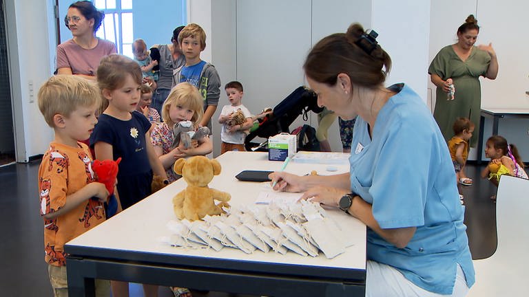 Eine Krankenkassenkarte brauchen die Kuscheltiere nicht, ihre Namen werden in der Teddy-Klinik aber trotzdem aufgenommen. 