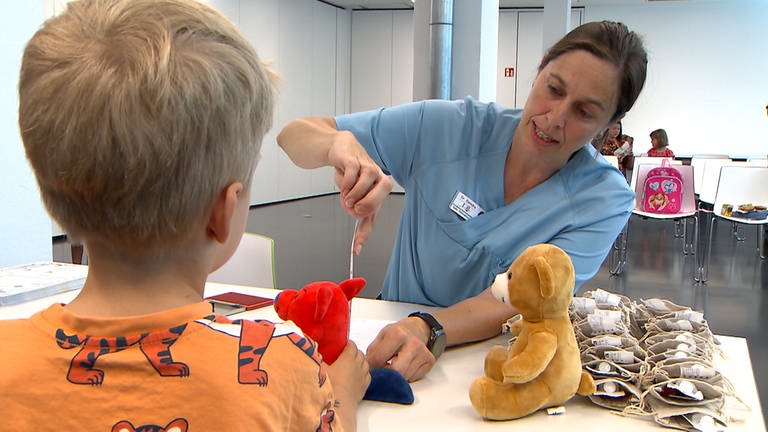 Auch Kuscheltiere müssen richtig behandelt werden. Dafür braucht der Arzt neben dem Namen auch das Gewicht und die Größe des Plüschtieres. 