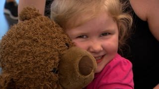 In der Teddy-Klinik im Dynamikum in Pirmasens untersuchen Ärzte des Städtischen Krankenhauses Pirmasens Kuscheltiere. 