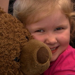 In der Teddy-Klinik im Dynamikum in Pirmasens untersuchen Ärzte des Städtischen Krankenhauses Pirmasens Kuscheltiere. 