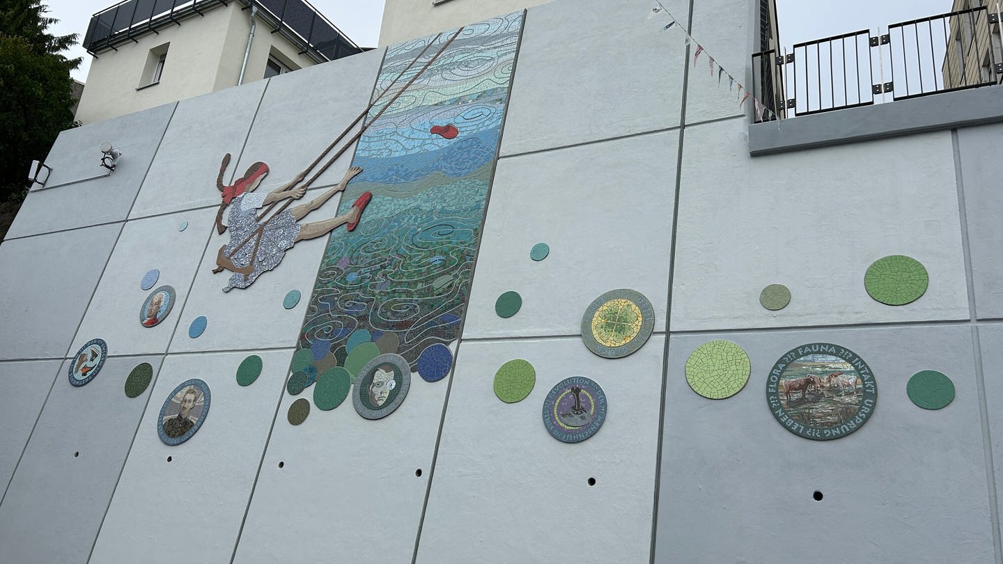 Das neue Mosaik an der Münztreppe in der Innenstadt von Pirmasens wurde eingeweiht.