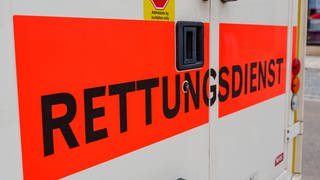 Ein Rettungswagen mit der Aufschrift "Rettungsdienst"