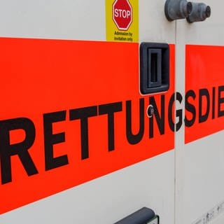 Ein Rettungswagen mit der Aufschrift "Rettungsdienst"