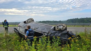 Ein Auto liegt nach einem Unfall bei Schönenberg-Kübelberg im Graben.